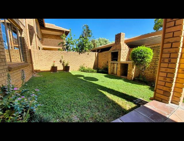 2 BEDROOM TOWNHOUSE FOR SALE IN MAGALIESKRUIN